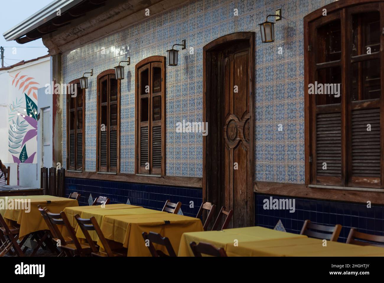 Portugiesisches Kolonialgebäude mit Mauer in Azulejos bei Beco das Garrafas, Prado, Bahia, Brasilien. Stockfoto