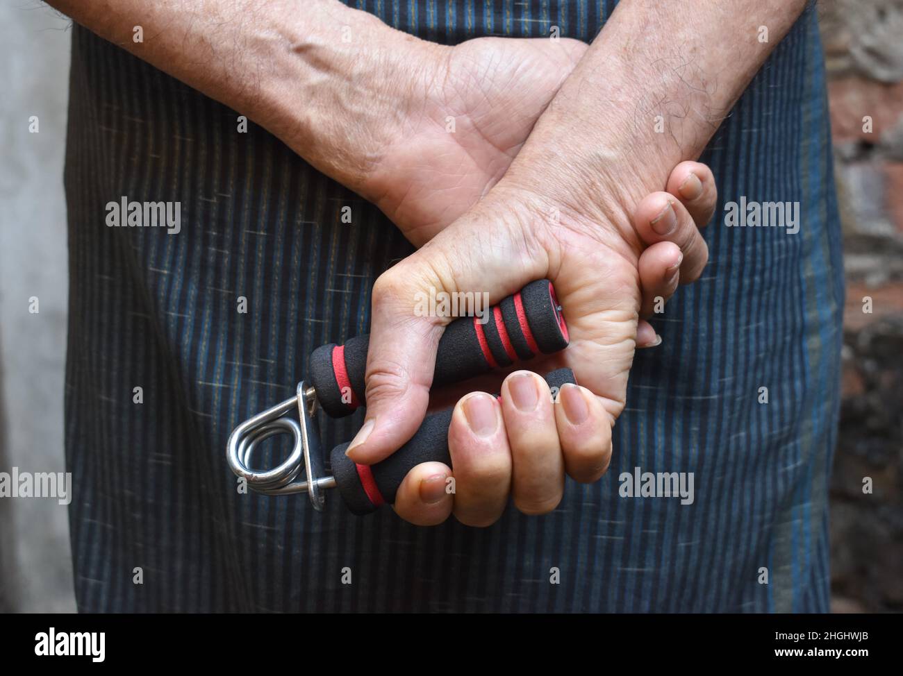 Südostasiatisch, Myanmar alter Mann Greifhand Übung Greifer. Stockfoto