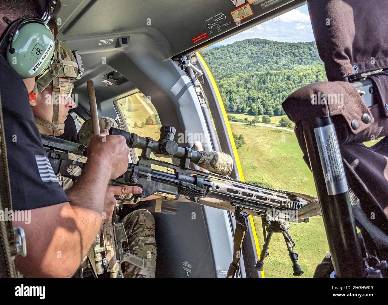 Ein amerikanischer Scharfschütze blickt während des Mogadischu-Events der European Best Sniper Team Competition am 9. August 2021 auf Hohenfels über die Schießspur. Die EBSTC 2021 ist ein von der US-Armee Europa und Afrika gesteuertes 7. Armee-Ausbildungskommando, das einen Qualifikationswettbewerb ausrichtete, der 14 teilnehmende NATO-Verbündete und Partnernationen im 7. ATC-Trainingsgebiet Hohenfels vom 8. Bis 14. August umfasst. Die EBSTC wurde entwickelt, um die Professionalität und den Esprit de Corps zu verbessern. Stockfoto