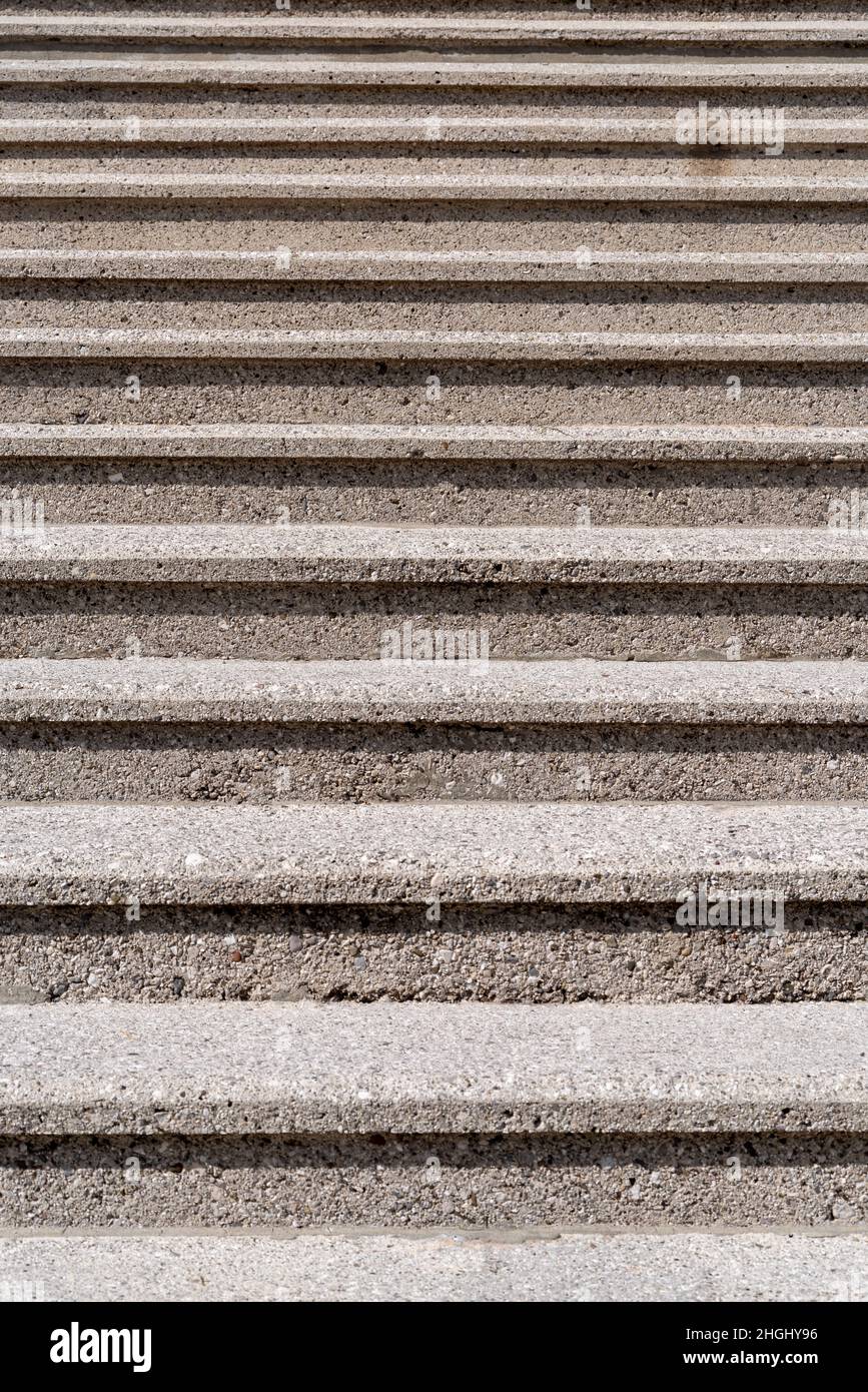 Treppenstufen im Sonnenlicht als Textur oder Hintergrund, Hochformat Stockfoto