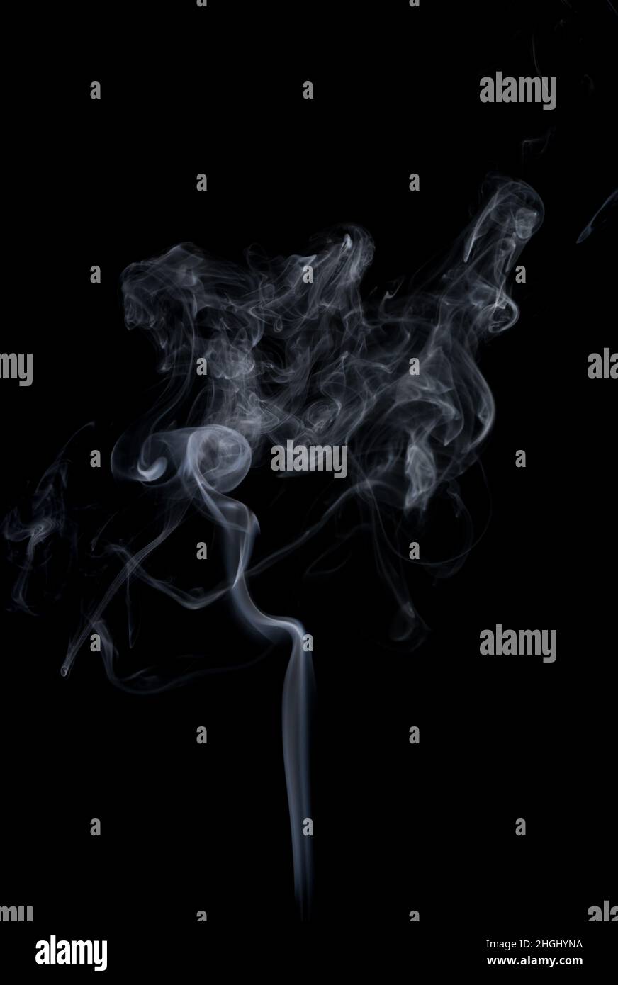Weißer Rauch auf schwarzem Hintergrund. Abstrakter weißer Rauch. Stockfoto