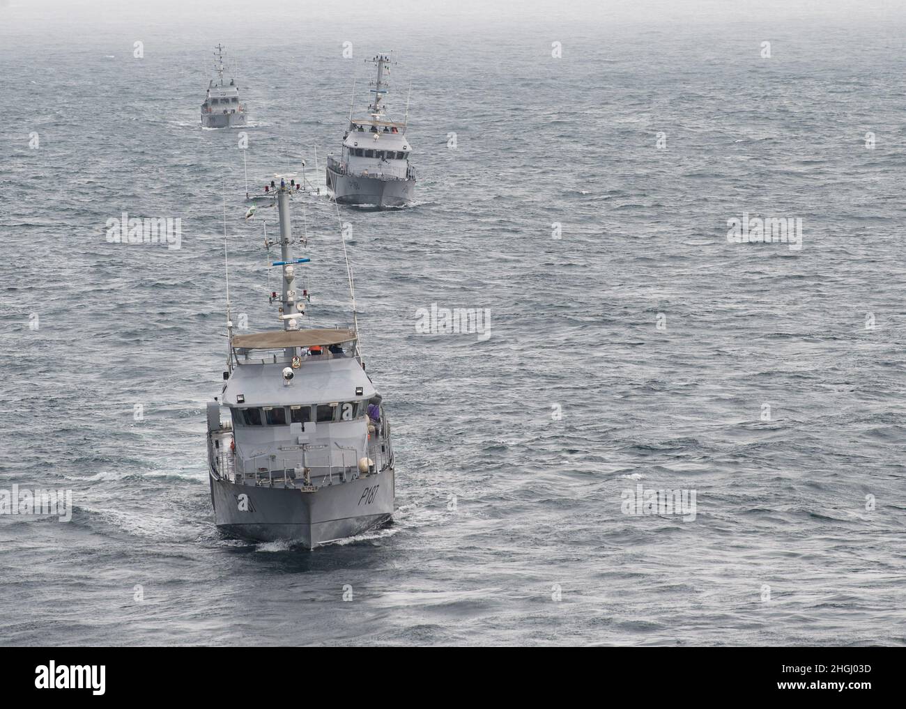 210810-N-LK647-0073 GOLF VON GUINEA (AUG 10, 2021) Schiffe, die der nigrischen Marine zugewiesen wurden, segeln in Formation mit der Expeditionary Sea Base Hershel 'Woody' Williams (ESB 4) während eines dreitägigen maritimen Engagements am 10. August 2021. Hershel 'Woody' Williams führt eine maritime Sicherheitsübung durch, um auf seiner bestehenden Partnerschaft mit der nigrischen Marine und gemeinsamen Interoperabilitätsoperationen mit Verbündeten und Partnern zur Unterstützung der nationalen Interessen und der Sicherheit der USA in Afrika und dem Golf von Guinea aufzubauen. Stockfoto
