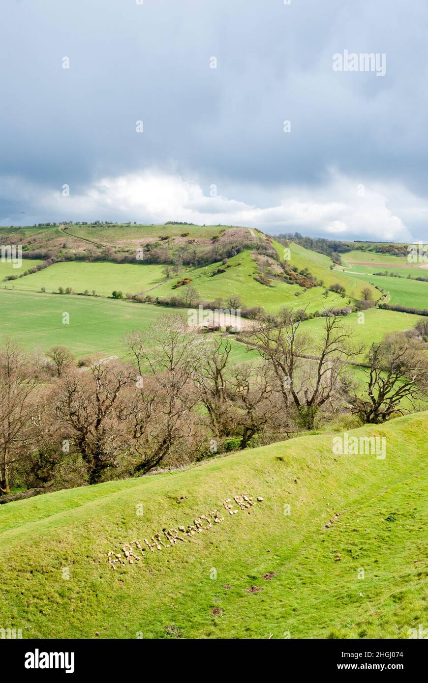 Großbritannien, England, Somerset, South Cadbury. Cadbury Castle Hill Fort mit Arthur wurde 'ere durch arrangierte lokale Steine geschrieben. Mit Bezug Auf King Arthur. Stockfoto