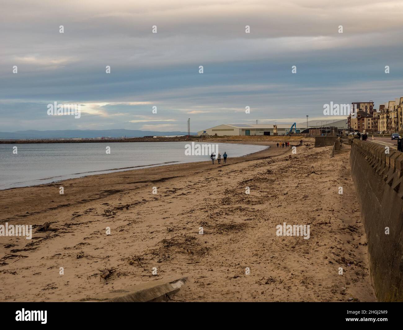 Ayr Beach an einem Winternachmittag mit Menschen unterwegs Stockfoto