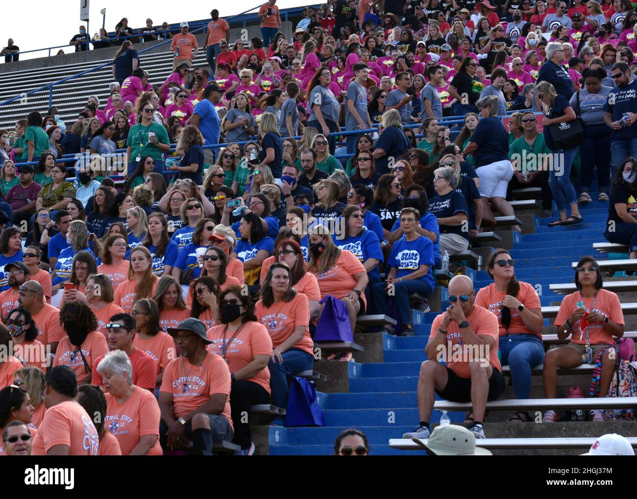 Mitglieder des San Angelo Independent School District warten auf den Beginn der SAISD-Einberufung im San Angelo Stadium in San Angelo, Texas, am 11. August 2021. Die Unterhaltung wurde von Bands, Chören, Tänzern und Animateuren der verschiedenen Schulen, die daran teilnahmen, geboten. Stockfoto