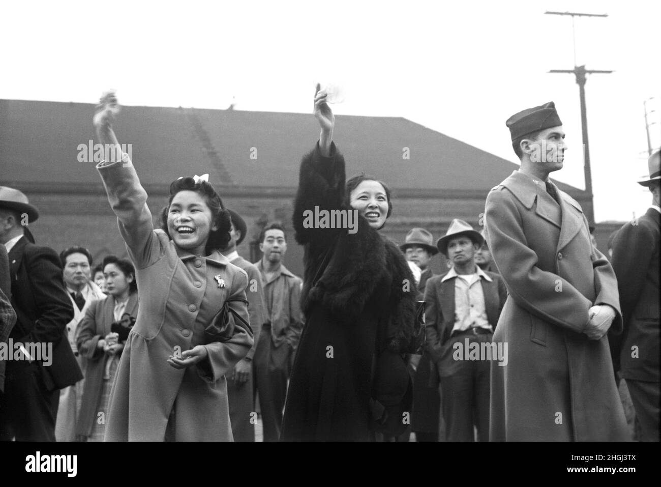 Abschied nehmen von Freunden und Verwandten, die während der Evakuierung von Japanern aus den Gebieten der Westküste unter dem US-Militärkriegsnotstand in Los Angeles, Kalifornien, USA, Russell Lee, Office of war Information, April 1942 Stockfoto