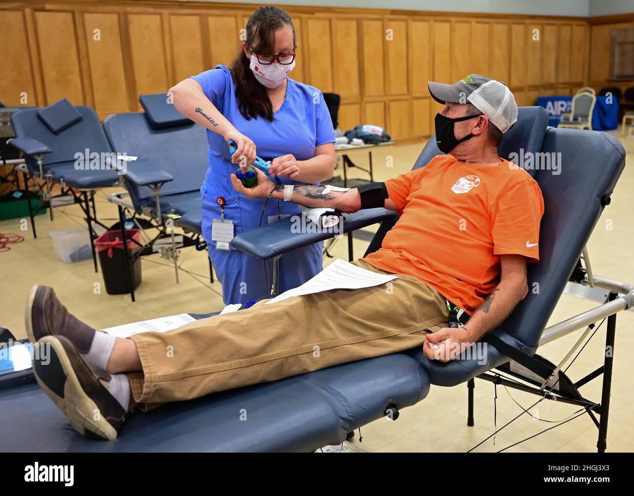 Rick Bennett, 19. Force Support Squadron Outdoor-Erholungsassistent, spendet Blut für eine Blutfahrt auf der Little Rock Air Force Base, Arkansas, 12. August 2021. Ein Pint gespendetes Blut kann verwendet werden, um bis zu drei Leben zu retten. Stockfoto