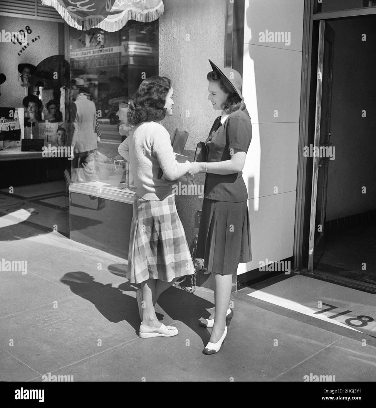 Zwei junge Erwachsene Frauen im Gespräch in Downtown Street, Los Angeles, Kalifornien, USA, Russell Lee, US Office of war Information/USA Farm Security Administration, April 1942 Stockfoto