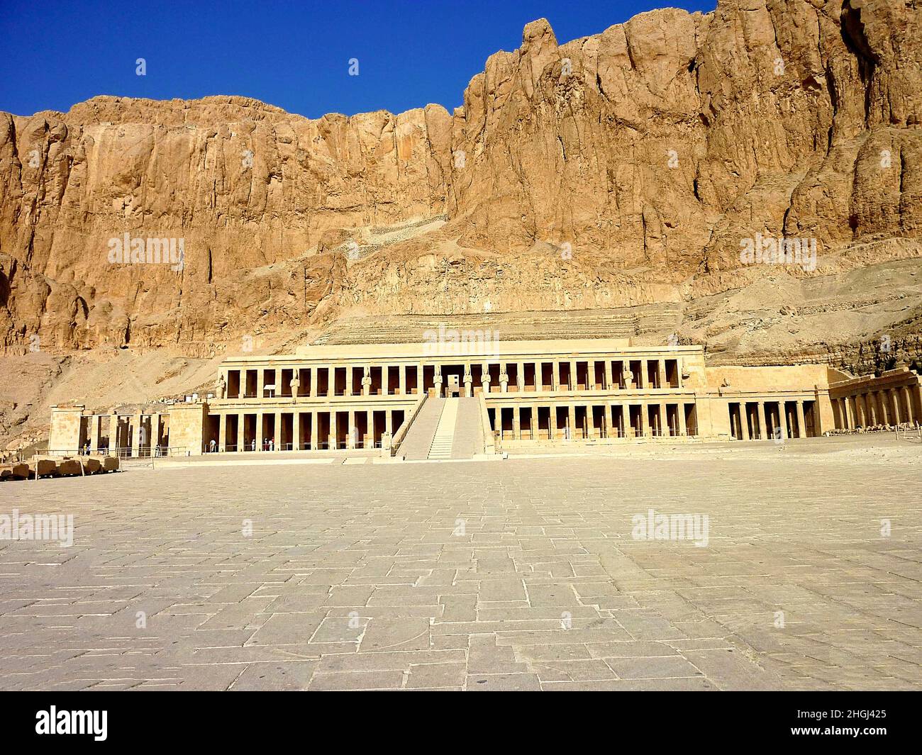 Der Totentempel der Hatschepsut befindet sich unter einer schieren Felswand in Deir el-Bahari, in der Nähe von Luxor. Stock-Bild. Stockfoto