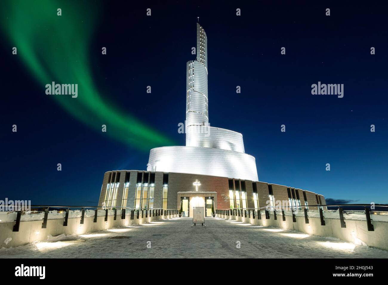 Die Nordlichter (Aurora borealis) über der Alta Kathedrale der Nordlichter in Norwegen Stockfoto