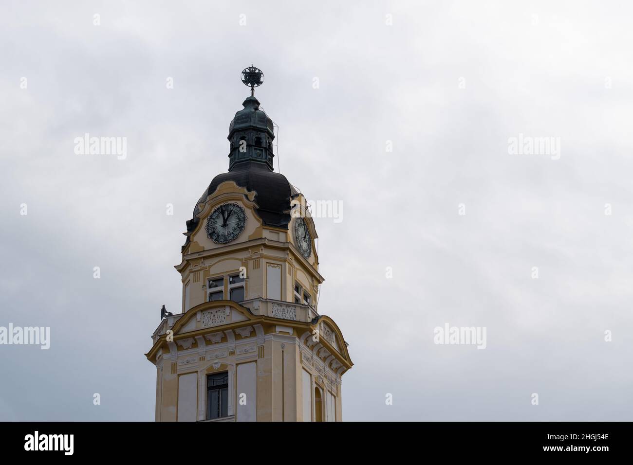 Uhrenturm mit schöner ornamentaler Fassade, Detail aus dem Stadtmontagegebäude in der Stadt Pecs, Ungarn Stockfoto