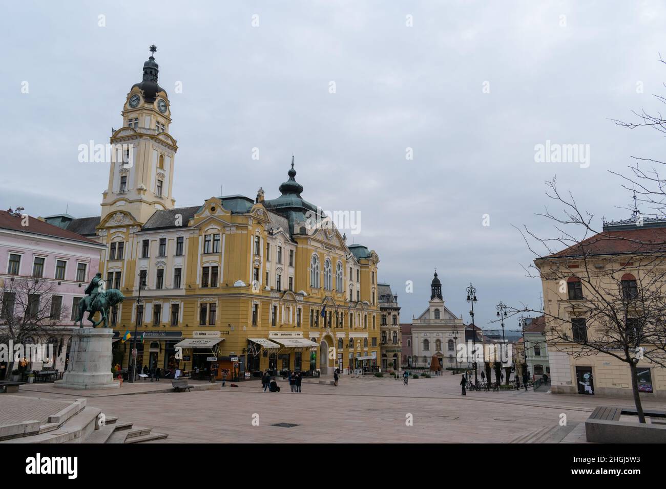 Hunyadi Statue, Rathaus Gebäude und St. Sebastian Kirche auf Szechenyi Platz in der Stadt Pecs Ungarn Europa, Weltkulturerbe der UNESCO Stockfoto