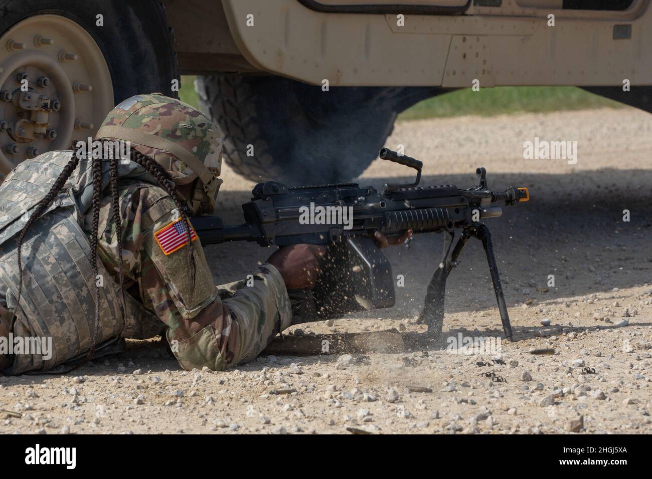 Pfc. Colee Nolen, Spezialist für Personalwesen bei der 347. Regional Support Group, Minnesota National Guard, gibt während einer Kampfunterstützungsübung in Fort McCoy, Wisconsin, am 13. August 2021, das Feuer auf gegnerische Kräfte mit einem leichten Maschinengewehr M249 zurück. Kavallerie-Scouts mit 3. Squadron, 89. Kavallerie-Regiment, 3. Brigade-Kampfteam, 10. Bergdivision, aus Fort Polk, Louisiana, spielten die gegnerische Kraft, während Beobachter, Trainer/Trainer der 78. Trainingsdivision der US-Army Reserve die Leistung der Soldaten bewerteten. Die kollaborative Schulung bei CSTX ermöglicht Guard und Reserve Stockfoto