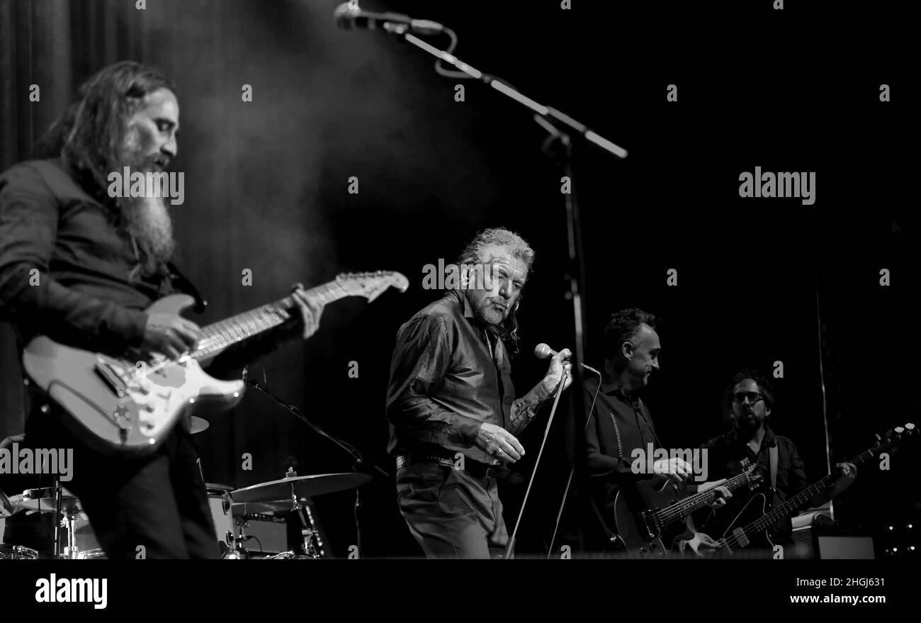 Liam Sean 'Skin' Tyson spielt Gitarre, während Robert Plant während des Robert Plant und des sensationellen Space Shifters Gig in der Civic Hall, Wolverh, auf die er schaut Stockfoto