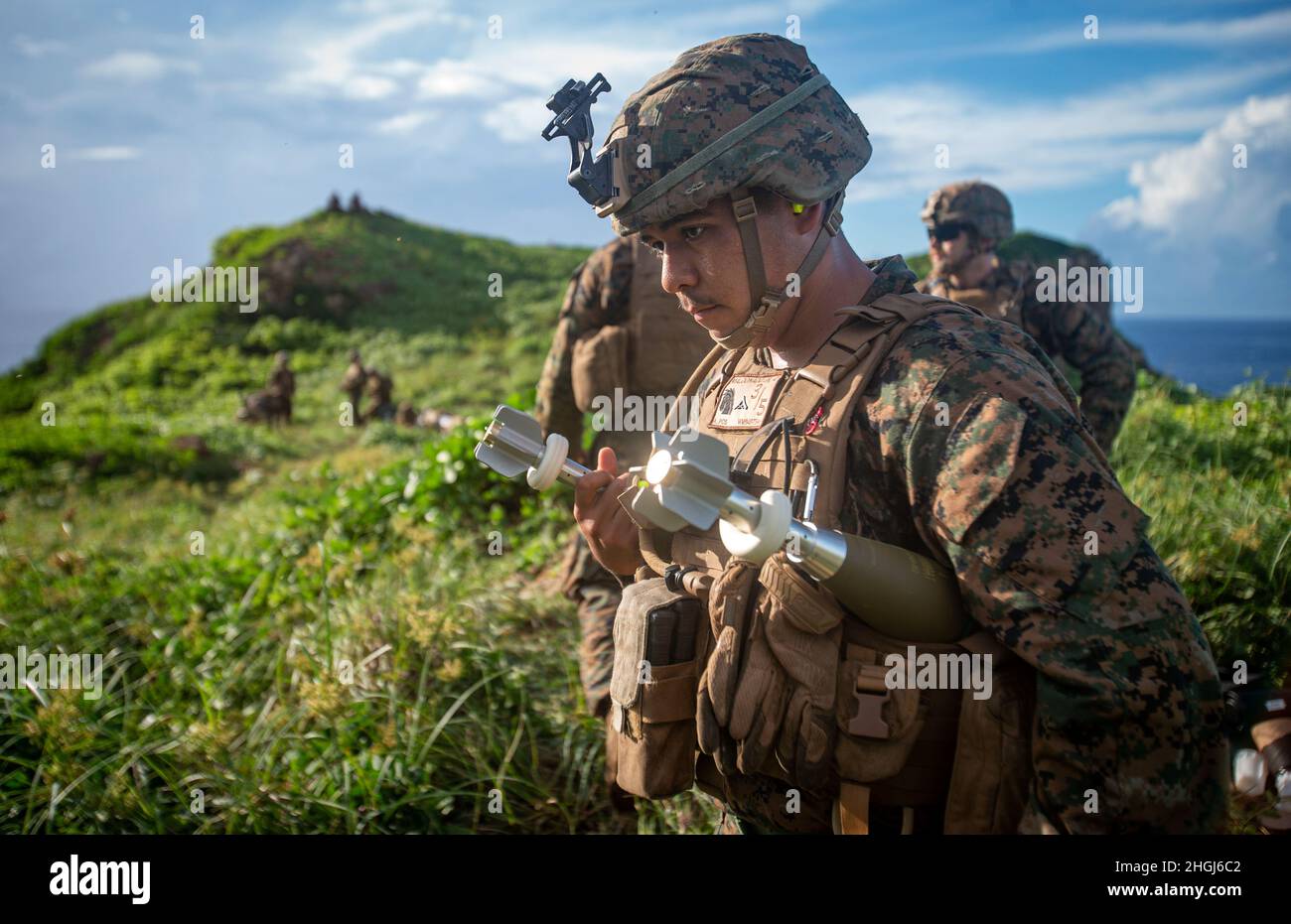 U.S. Marine Corps Lance CPL. David Maldonado, ein Leichenmann mit dem Bataillon Landing Team 3/5, 31. Marine Expeditionary Unit (MEU), führt 81mm Mörserrundgänge auf Farallon De Medinilla (FDM), um die Übung zur Koordinierung der Feuerunterstützung in der Marianas-Inselkette vom 14. Bis 15. August 2021 durchzuführen. Ziel der Übung war es, die Fähigkeiten zur Brandunterstützung zu verbessern und gleichzeitig die Interoperabilität mit Verbündeten und Partnern durch die Durchführung von Feuer an der Oberfläche, die Unterstützung von Feuer auf der Marineoberfläche und Feuer von Luft zu Oberflächen zu stärken. Die 31. MEU ist im 7. Auf Schiffen der America Expeditionary Strike Group unterwegs Stockfoto