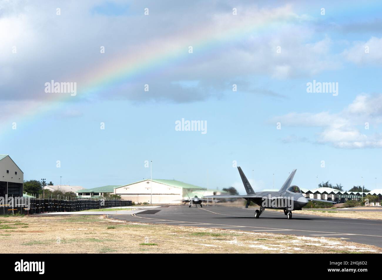 Hawaii Air National Guard F-22 Raptors fährt während der Übung Sentry Aloha-21 am 13. August 2021 auf der Joint Base Pearl Harbor-Hickam, Hawaii, die Fluglinie entlang. Die Übung wird durchgeführt, um hochwertige Schulungen für die US-Luftwaffe, die Luftwaffe und andere Dienste des Verteidigungsministeriums anzubieten, um die Letalität und die Bereitschaft für gegenwärtige und zukünftige Kriegsjäger zu erhöhen. Die ‘Hawaiian Raptors’ werden von ANG und Active-Duty Airmen der 199. Und 19. Jagdgeschwader betrieben. Stockfoto