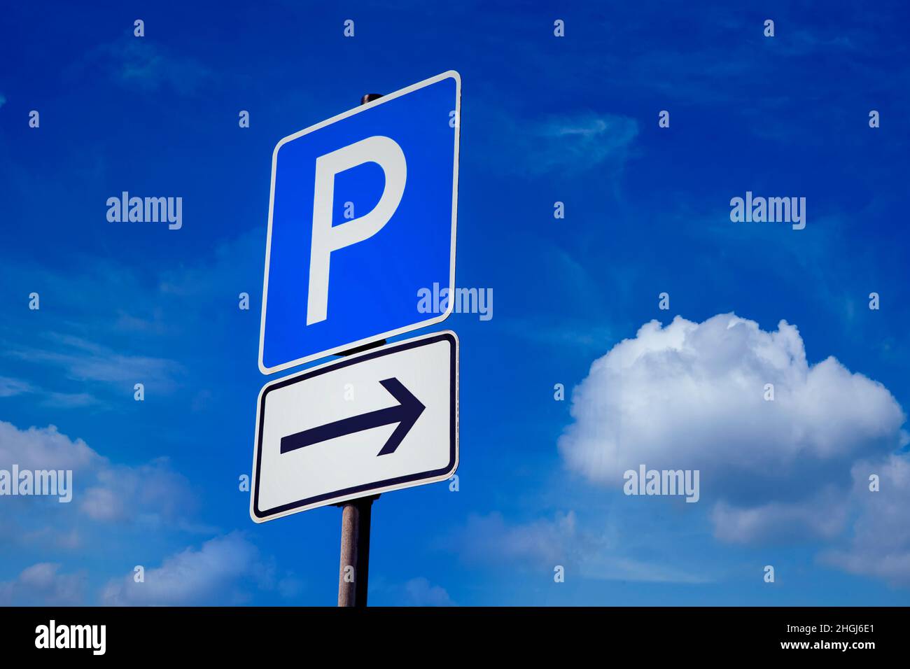 Parkschild vor blauem Hintergrund Stockfoto