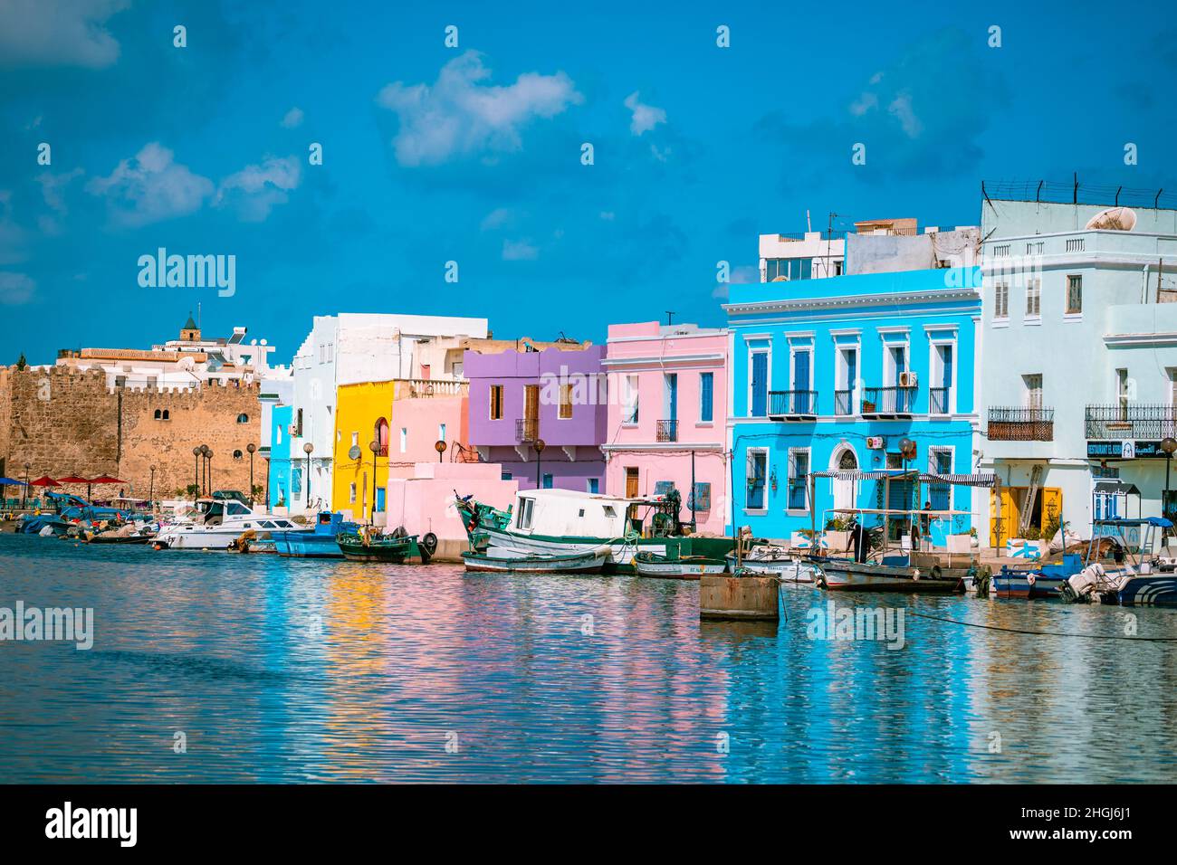 Alte Häuser am Wasser in Bizerte Tunis Stockfoto