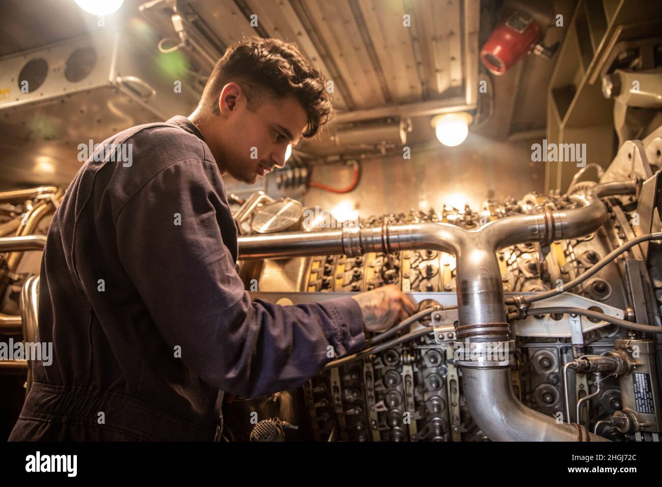 ARABISCHES MEER (Aug 13, 2021) – Gas Turbine Mechanic 3rd Class Branden Cardoso führt im Arabischen Meer, 13. August, Kontrollen am Motor an Bord des Lenkraketen-Zerstörers USS Halsey (DDG 97) durch. Halsey wird im Einsatzgebiet der 5. US-Flotte eingesetzt, um Marinestützpunkte zu unterstützen, um die maritime Stabilität und Sicherheit in der Zentralregion zu gewährleisten und das Mittelmeer und den Pazifik durch den westlichen Indischen Ozean und drei strategische Engpässe zu verbinden. Stockfoto