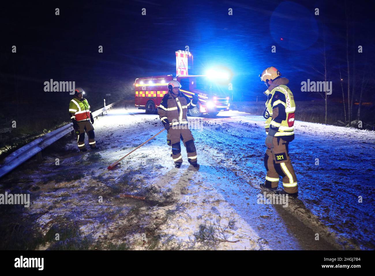Schwierig auf den Straßen während des Schneesturms in der Nacht zum Donnerstag. Hier arbeitet der Rettungsdienst an der Beseitigung von umgestürzten Bäumen auf Riksväg 34 in Borensberg, Schweden. Stockfoto