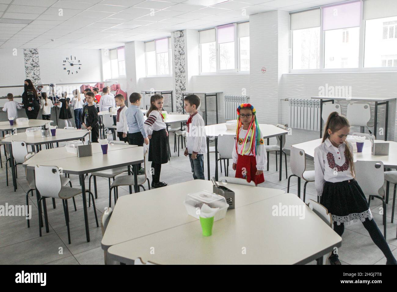 KIEW, UKRAINE - 21. JANUAR 2022 - Studenten stehen in der Kantine der Suziria-Schule N209, Kiew, Hauptstadt der Ukraine. Die Schulen führen jetzt das neue ein Stockfoto