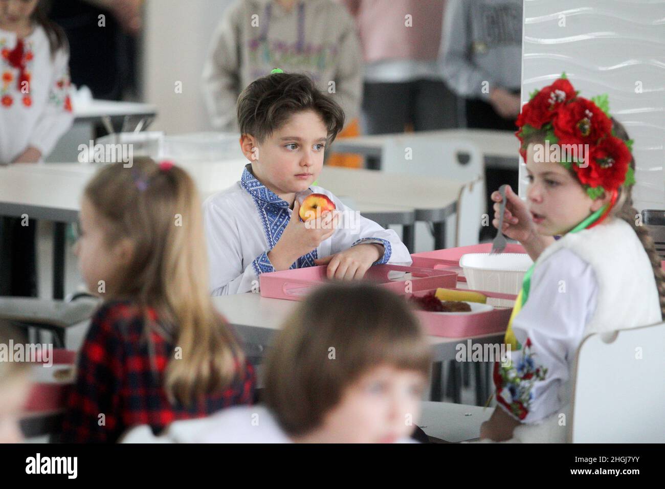 KIEW, UKRAINE - 21. JANUAR 2022 - die Schüler essen in der Kantine der Suziria-Schule N209 in Kiew, der Hauptstadt der Ukraine. Schulen führen jetzt t ein Stockfoto