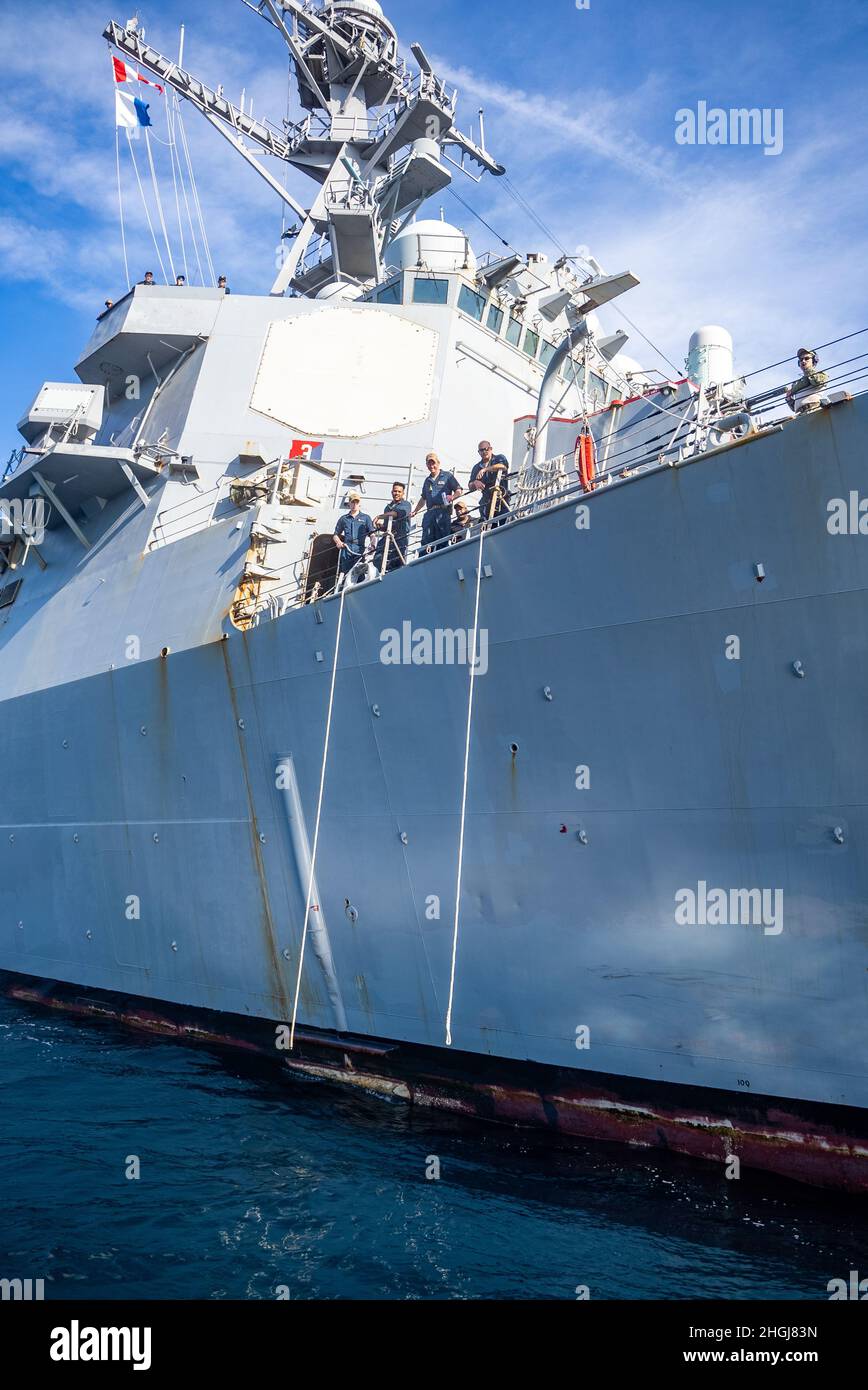 Matrosen, die dem Zerstörer USS Gonzalez (DDG-66) der Arleigh Burke-Klasse zugewiesen wurden, senken die Linien, um während einer großen Übung (LSE 2021) ein Unterwasser-Schlachtschadenreparaturfeld (BDR) zu installieren. LSE 2021 demonstriert die Fähigkeit der Marine, weltweit präzise, tödliche und überwältigende Gewalt über drei Seestreitkommandos, fünf nummerierte Flotten und 17 Zeitzonen hinweg einzusetzen. LSE 2021 vereint Live- und synthetische Trainingsfunktionen, um eine intensive, robuste Trainingsumgebung zu schaffen. Es wird eine Verbindung zwischen High-Fidelity-Schulungen und realen Operationen herstellen, um Kenntnisse und Fähigkeiten aufzubauen, die im heutigen komplexen Multi-dom benötigt werden Stockfoto