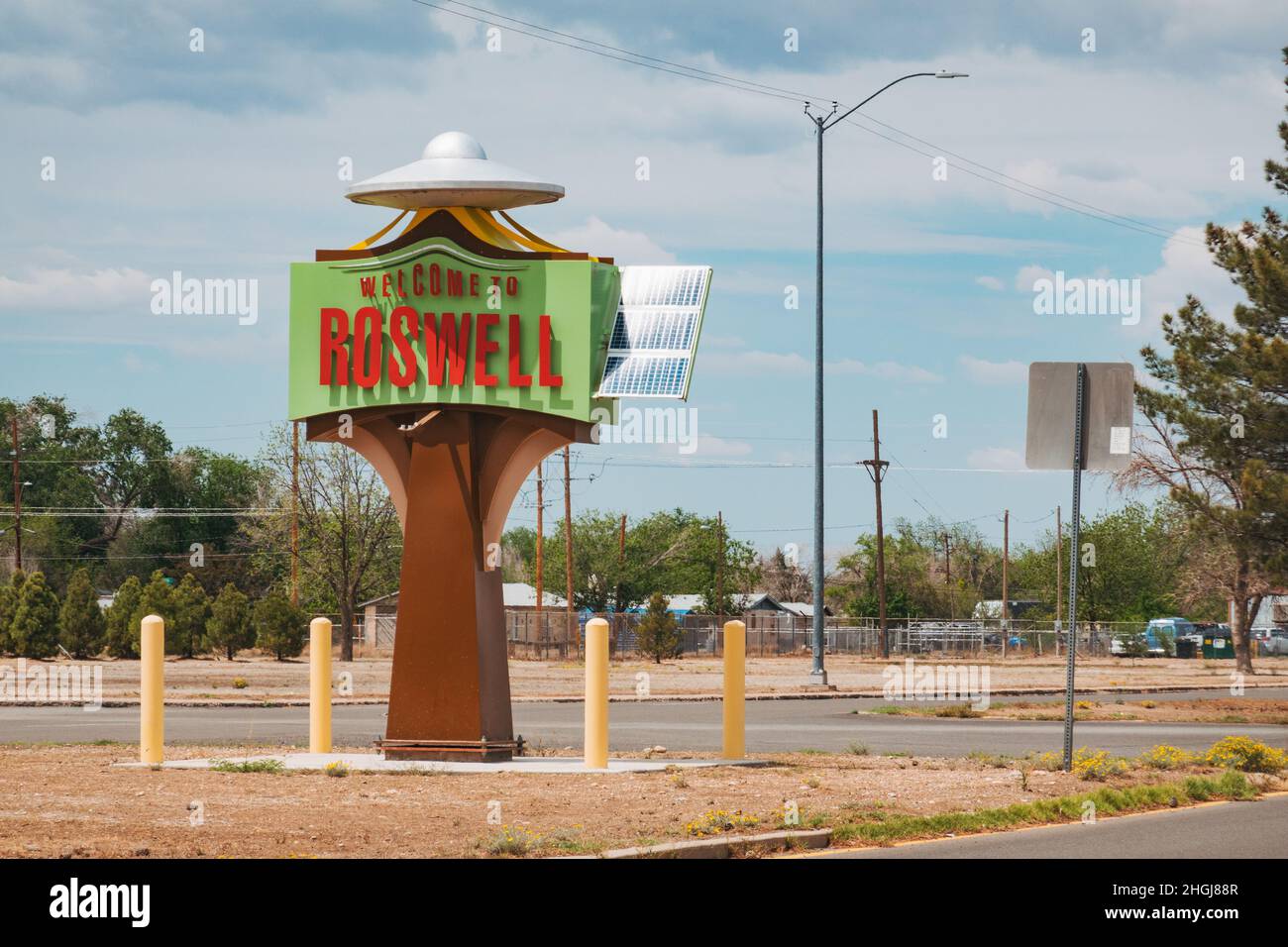 Das 'Welcome to Roswell' UFO-Zeichen, das die Stadtgrenzen von Roswell, New Mexico, USA, markiert Stockfoto