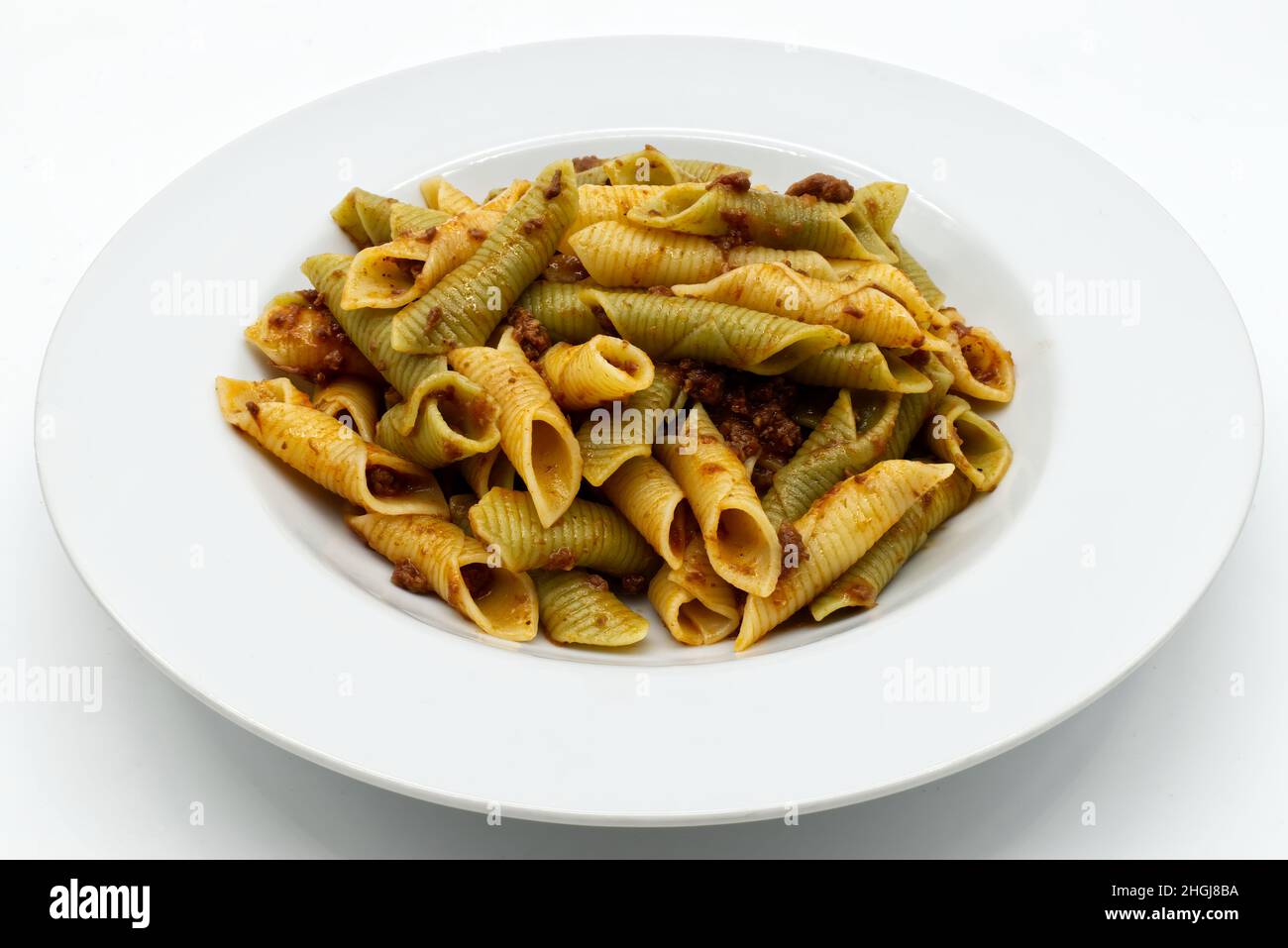 Italienische Maccheroni al pettine al ragù. Nudelgericht in Farbe. Stockfoto