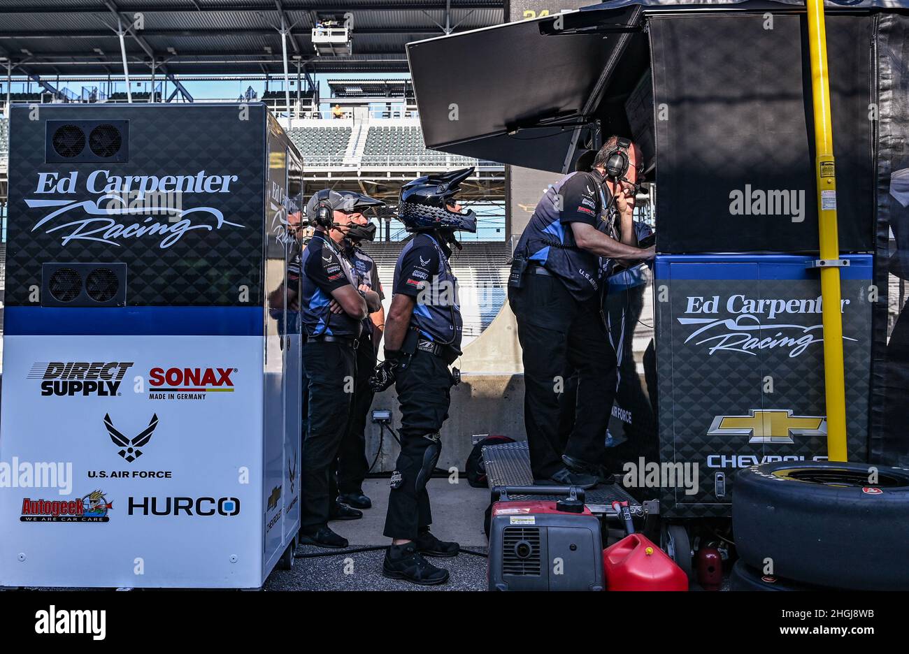 Die Boxencrew von Conor Daly, Ed Carpenter Racing, beobachtet seine Fortschritte und Renndaten während eines Qualifikationslaufs auf dem Indianapolis Motor Speedway, 14. August 2021, in Speedway, Indiana. Zum ersten Mal teilte sich die NTT IndyCar Series in einem Rennen am Wochenende, dem 14.-15. August 2021, in Speedway, Indiana, die Rennstrecke des Indianapolis Motor Speedway mit der NASCar Cup Series. Die US-Luftwaffe war in beiden Rennen durch Conor Daly von Ed Carpenter Racing und Erik Jones von Richard Petty Motorsports vertreten. Stockfoto