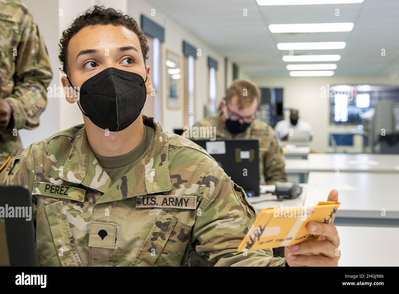 Spc. Domingo Perez-Lopez, Spezialist für Finanzmanagement der 395. Financial Management Support Unit, erhält während Diamond Sabre in Fort McCoy, Wisconsin, am 14. August 2021 eine simulierte eingefangene Währung. Diamond Sabre ist eine von der US Army Reserve geleitete Übung, die die Teilnahme aller Komponenten und gemeinsamen Dienste umfasst und die Finanz- und Komtroller-Soldaten auf die Kriegskampffunktionen der Finanzierung der Streitkräfte, der Zahlungsunterstützung, der Auszahlungsoperationen, der Buchhaltung, der Steuerverwaltung, Prüffähigkeit und Datenanalyse. Stockfoto