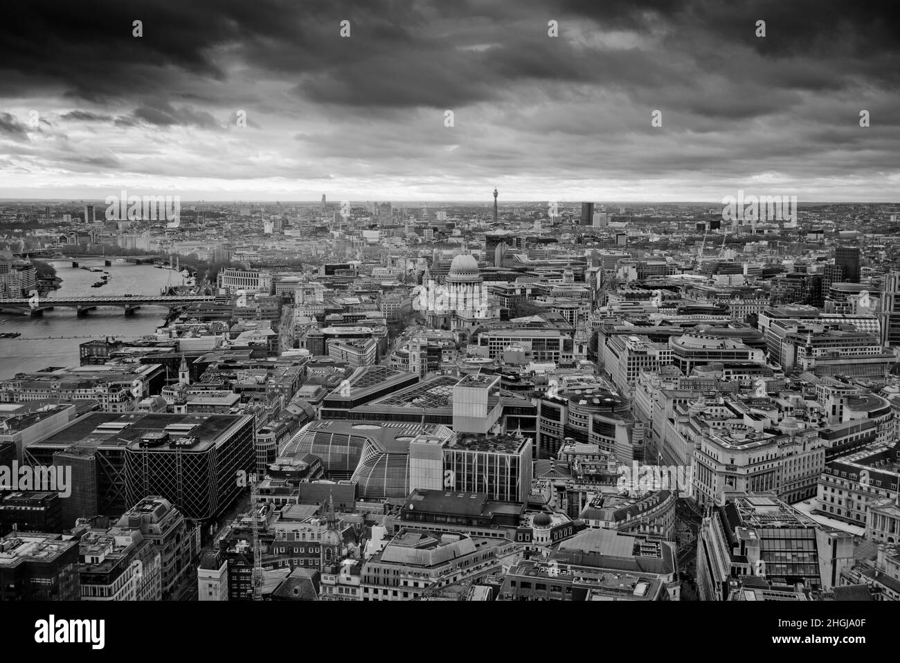 Vom Walkie Talkie Building in London, England, blickt man über die Londoner Skyline in Richtung Saint Paul's Ctherdal Stockfoto