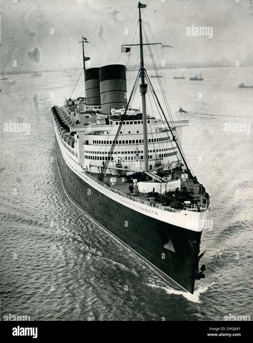 Southhampton, England, Großbritannien. 02nd. Februar 1954. Ein Blick auf den Ozeandampfer QE, der zum ersten Mal seit sieben Wochen majestätisch auf das offene Meer zusteuert. Gestern verließ sie Southampton nach einer Überholung nach New York. Kredit: Keystone Presseagentur/ZUMA Wire/Alamy Live Nachrichten Stockfoto