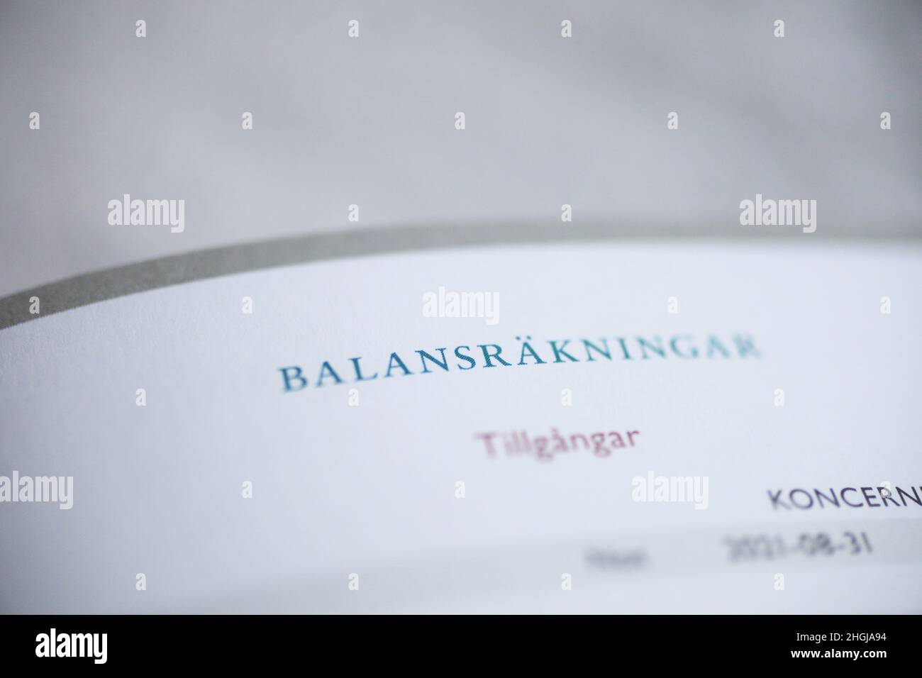 Jahresbericht der Investmentgesellschaft Svolder. Text über Balansräkningar (auf englisch: Bilanz). Stockfoto