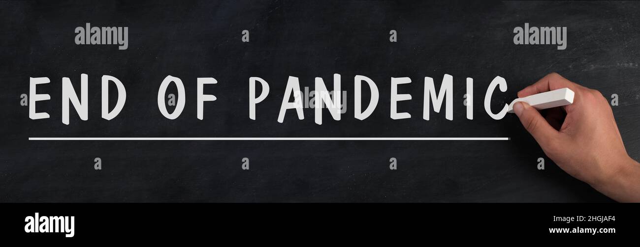 Die Worte Ende der Pandemie stehen auf einem Schwarzen Brett, Ende der laufenden Covid-19-Vorschriften, wieder normal Stockfoto