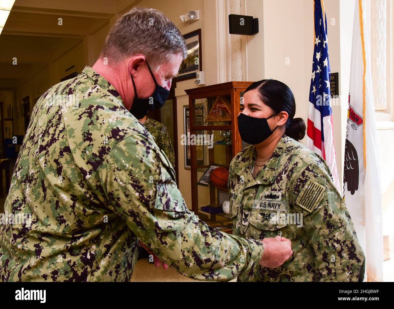 TOLLE SEEN, Il. (Aug 17, 2021) Damage Controlman 1. Klasse Susana Gonyea wird von Kapitän Jason Williamson, Kommandant der Naval Station Great Lakes, mit einer Marinekorps-Ehrenmedaille ausgezeichnet. Stockfoto