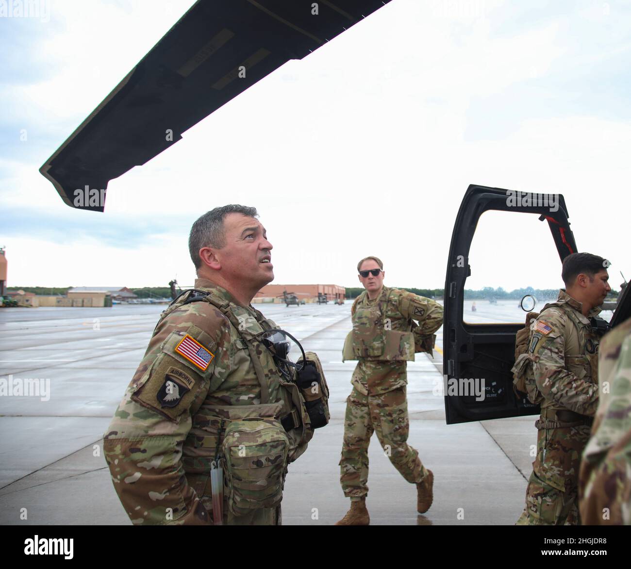 U.S. Army Command Sgt. Maj. Mario Terenas, der Oberfeldwebel Major der 10. Bergdivision, führt am 18. August 2021 in Fort Drum, NY, mit einem 2-10 Assault Helicopter Bataillon Luftgewehrschießen durch. Die Luftpistole bestand darin, aus einem UH-60M Black Hawk einen M240H zu schießen und dabei Bodenziele zu treffen. Stockfoto
