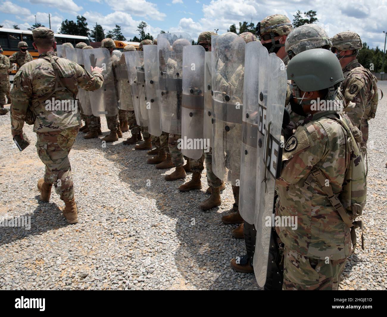 Ein Beobachter, Kontrolleur/Trainer (OCT), mit der Armor Brigade 177th der Armee, gibt während des zivilen Störungstrainings am 18. August 2021 im Camp Shelby Joint Forces Training Center den Reservesoldaten der 477th Military Police Company in North Canton, Ohio, Bewegungsanweisungen. (Foto der Arizona Army National Guard von Sgt. 1st Klasse Brian A. Barbour) Stockfoto