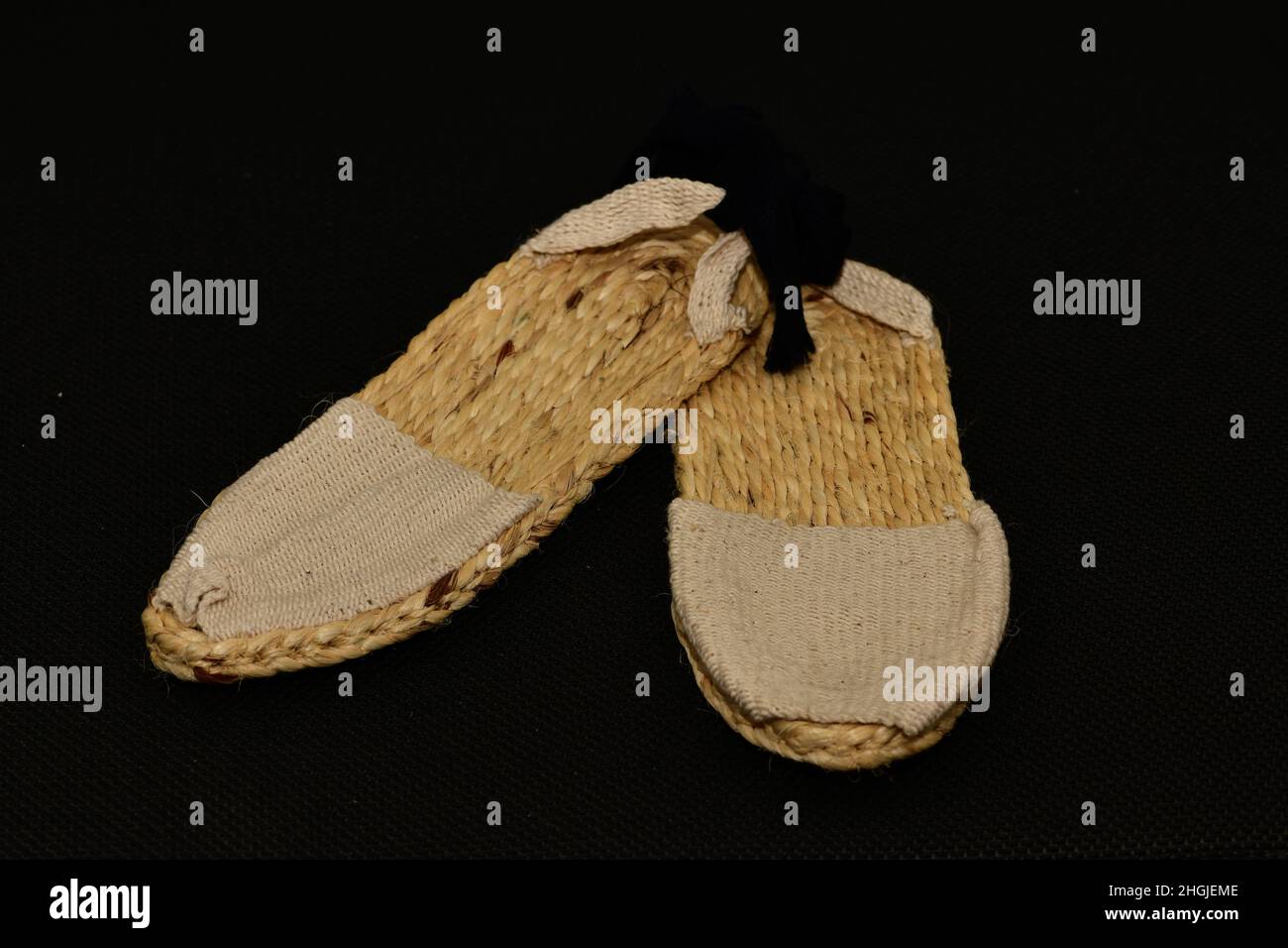Handgemachte traditionelle kolumbianische Espadrilles (Footware), die für Cumbia-Kleidung verwendet werden. Stockfoto