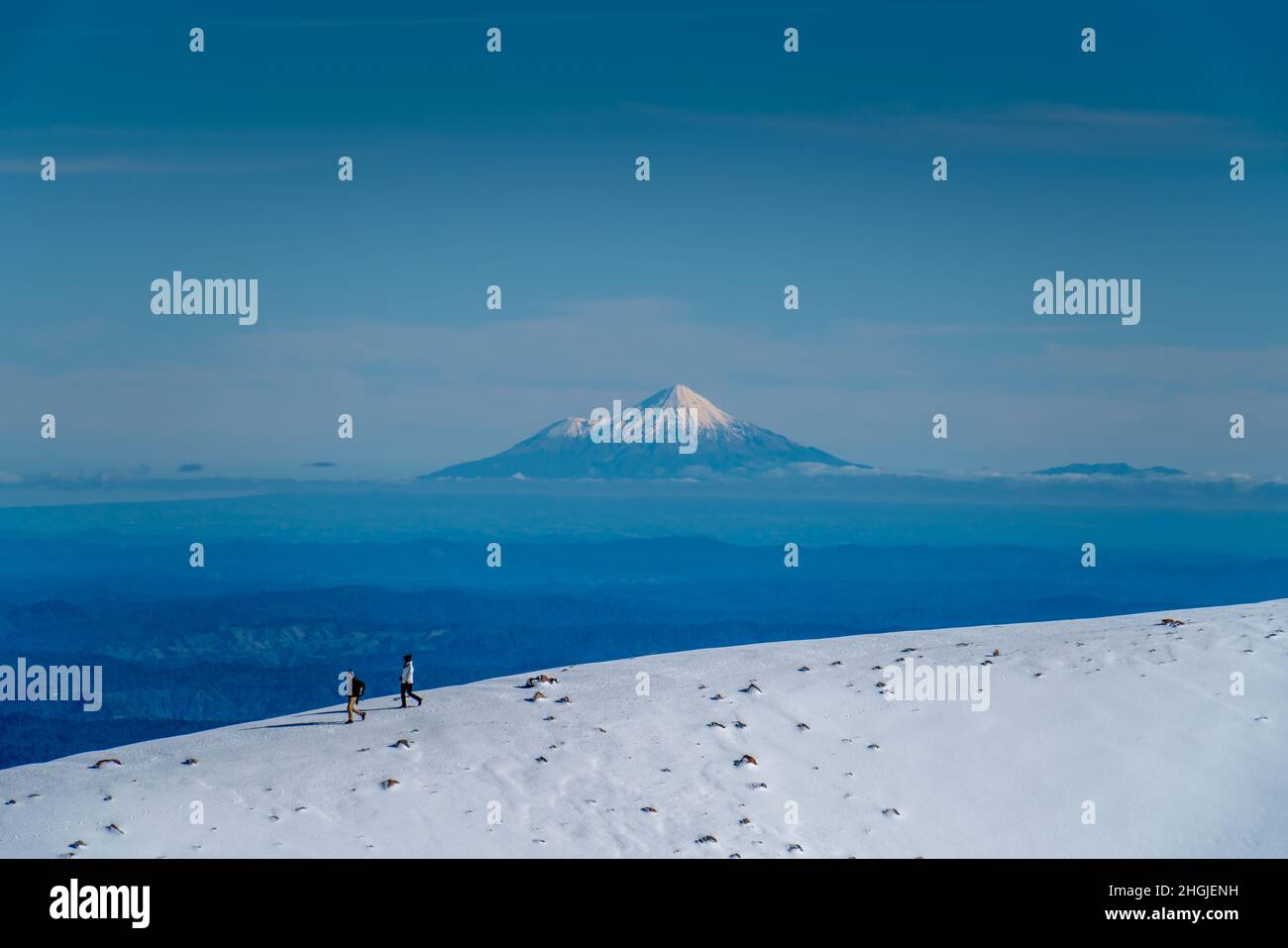 Panoramablick auf den Berg Taranaki. Blick vom Tongariro-Nationalpark Stockfoto