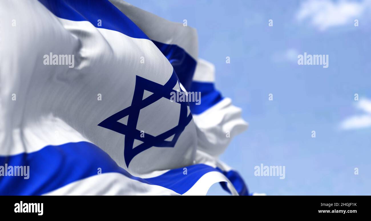 Detail der Nationalflagge Israels, die an einem klaren Tag im Wind winkt. Demokratie und Politik. Patriotismus. Selektiver Fokus. Stockfoto