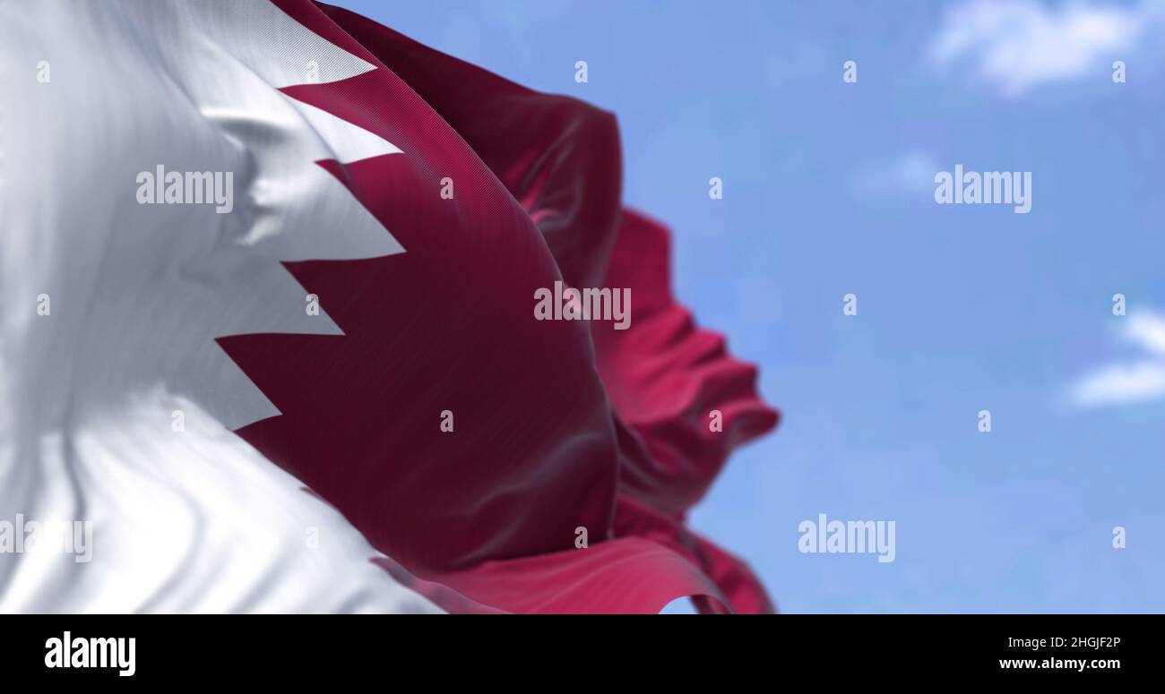 Detail der Nationalflagge von Katar, die an einem klaren Tag im Wind winkt. westasiatisches Land. Patriotismus. Selektiver Fokus. Stockfoto