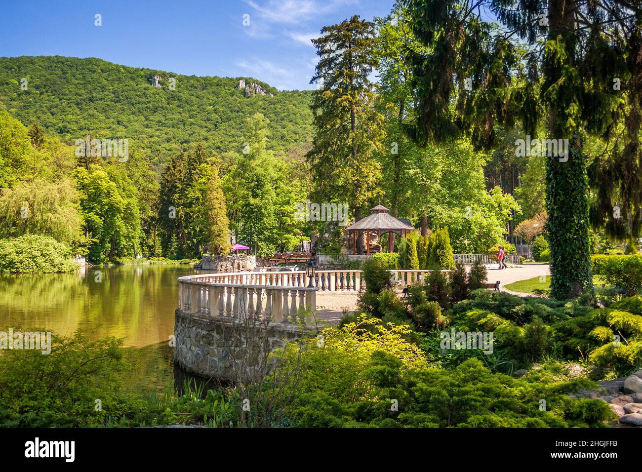 Park mit See in der Kurstadt Rajecke Teplice in der Slowakei, Europa. Stockfoto