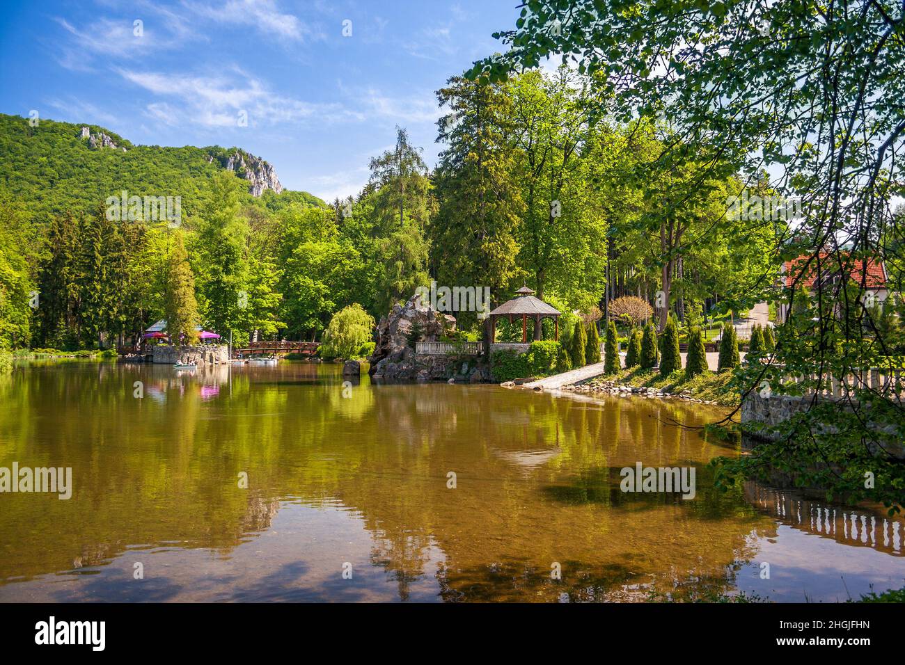 Park mit See in der Kurstadt Rajecke Teplice in der Slowakei, Europa. Stockfoto
