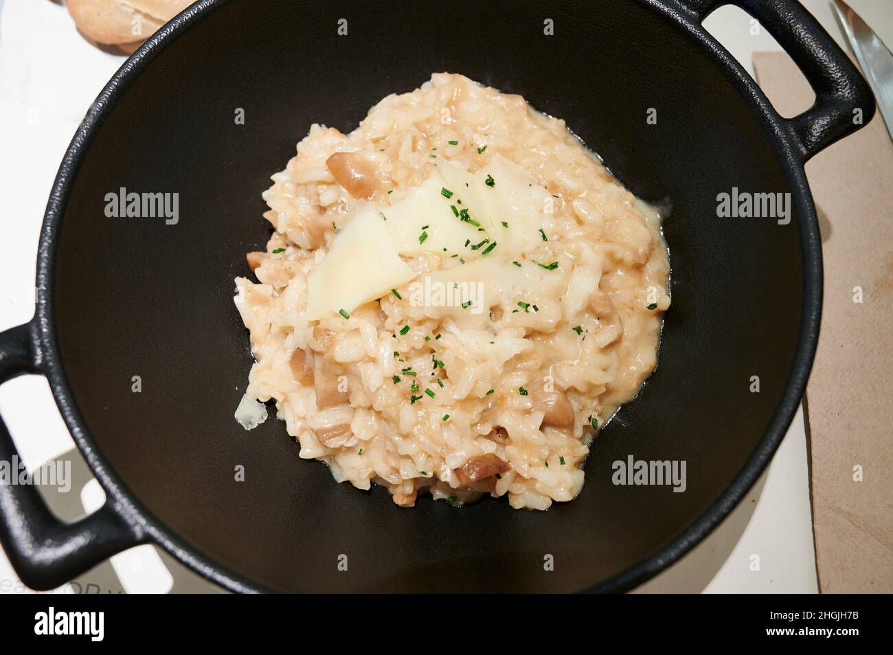 Köstliches Risotto-Gericht im Wok serviert Stockfoto