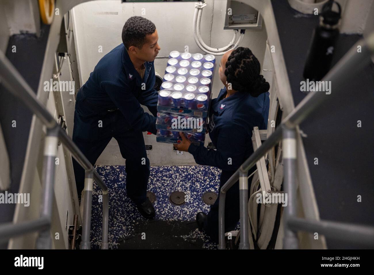 ARABISCHES MEER (Aug 20, 2021) – Matrosen übernehmen die Versorgung während einer Auffüllung auf See an Bord des Lenkraketen-Zerstörers USS Halsey (DDG 97) im Arabischen Meer, 20. August. Halsey wird in den Einsatzbereich der US-Flotte für 5th eingesetzt, um Marineinoperationen zu unterstützen, um die maritime Stabilität und Sicherheit in der Zentralregion zu gewährleisten und das Mittelmeer und den Pazifik durch den westlichen Indischen Ozean und drei strategische Engpässe zu verbinden. Stockfoto