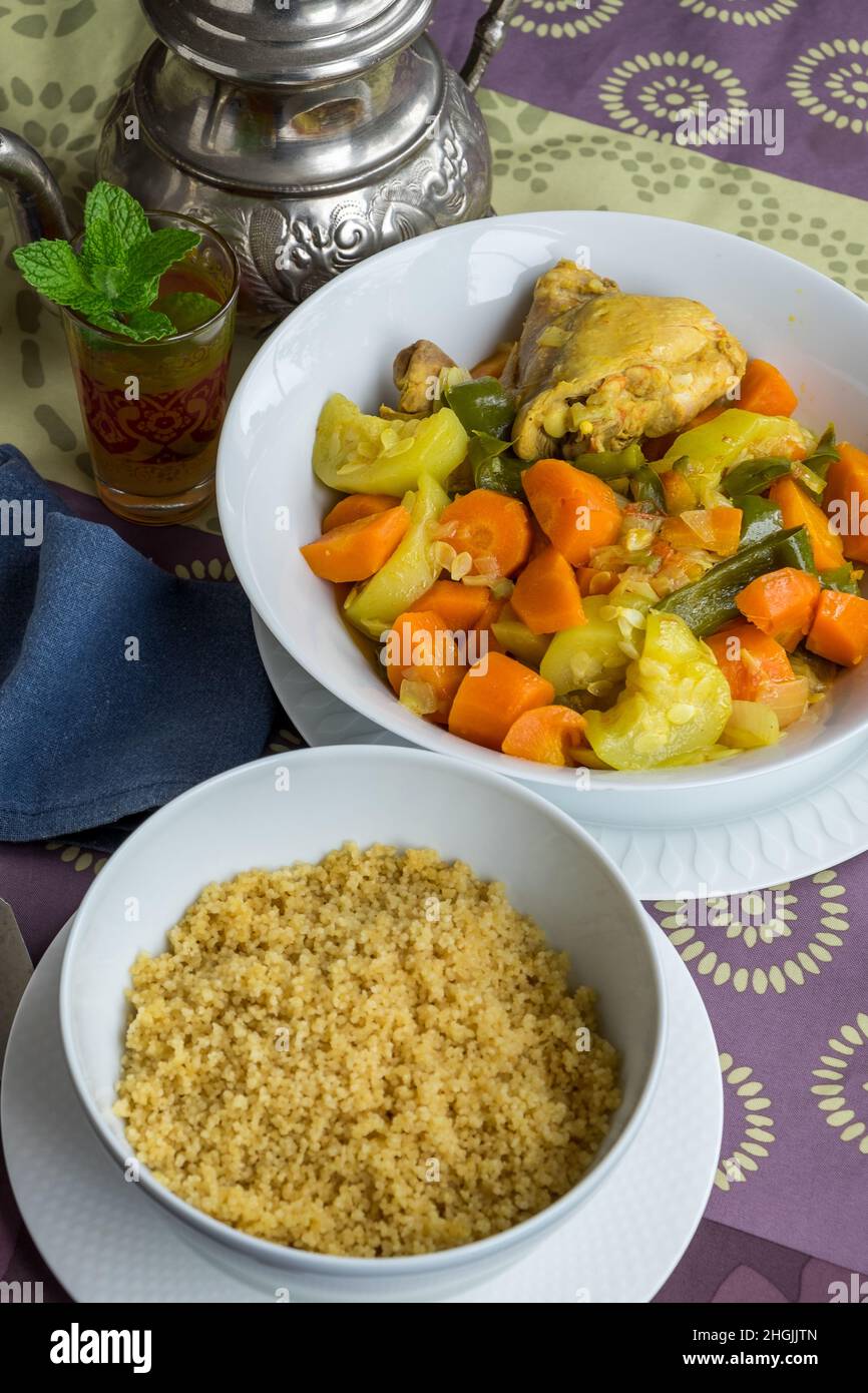 Marokkanischer Couscous mit Huhn und Gemüse Stockfoto