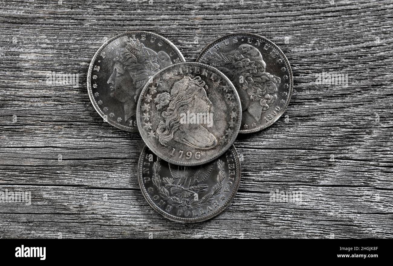 Alte Silberdollar, geprägt in den Vereinigten Staaten auf rustikalem Holz Stockfoto