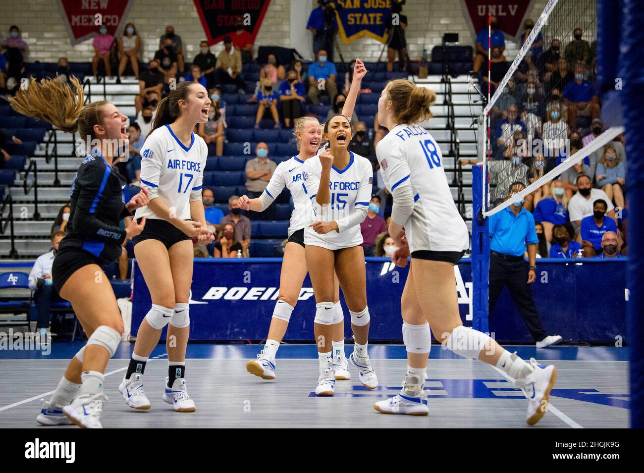 U.S. AIR FORCE ACADEMY, Colorado -- Mitglieder des Frauen-Volleyballteams der Air Force feiern einen Punkt bei einem Heimspiel gegen Nebraska-Kearney am 21. August 2021. Stockfoto