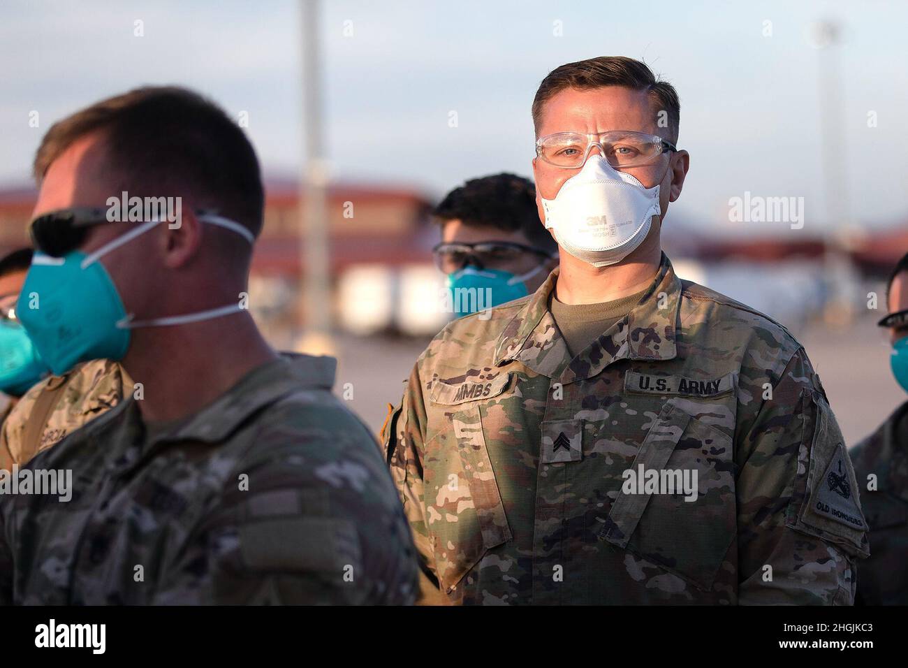 Soldaten des Kampfteams der 2. Panzerbrigade, 1. Panzerdivision, warten darauf, den ersten Flug afghanischen Personals zu unterstützen, das am 21. August 2021 in Fort Bliss, Texas, eintrifft. Das Verteidigungsministerium stellt über das US-Nordkommando und zur Unterstützung des Außenministeriums und des Heimatschutzministeriums so schnell wie möglich Transport, vorübergehende Unterbringung, medizinische Vorsorgeuntersuchungen und allgemeine Unterstützung für bis zu 50,000 afghanische Evakuierte in geeigneten Einrichtungen, in permanenten oder temporären Strukturen bereit. Diese Initiative bietet afghanischen Mitarbeitern an sicheren Orten außerhalb von AF wichtige Unterstützung Stockfoto